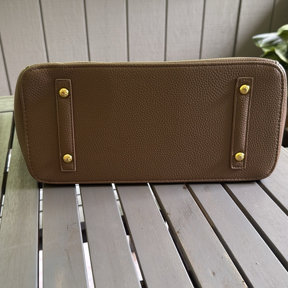 Elegant Tan Leather Handbag - Picture 7 of 8